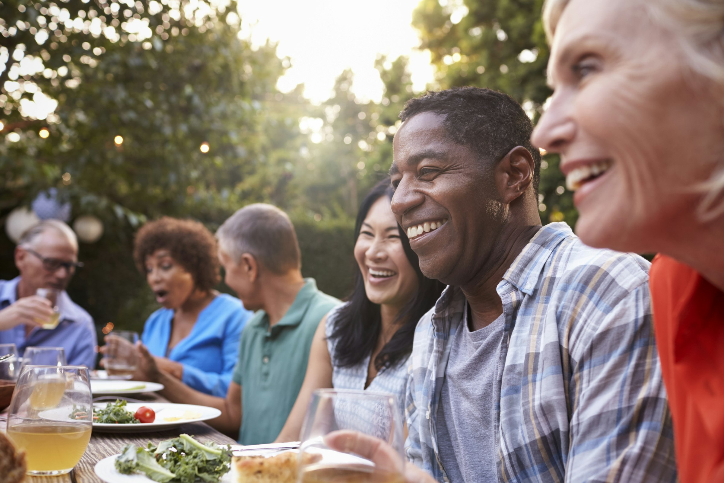 friends-eating-dinner-outside